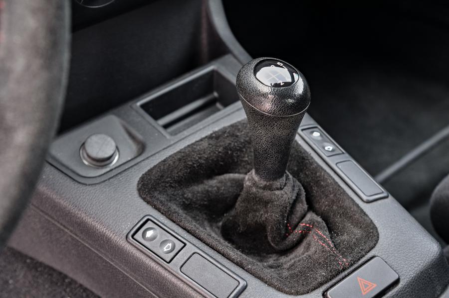 Детали интерьера BMW M3 Compact (E36) 1996 года  (фото 3 из 20)